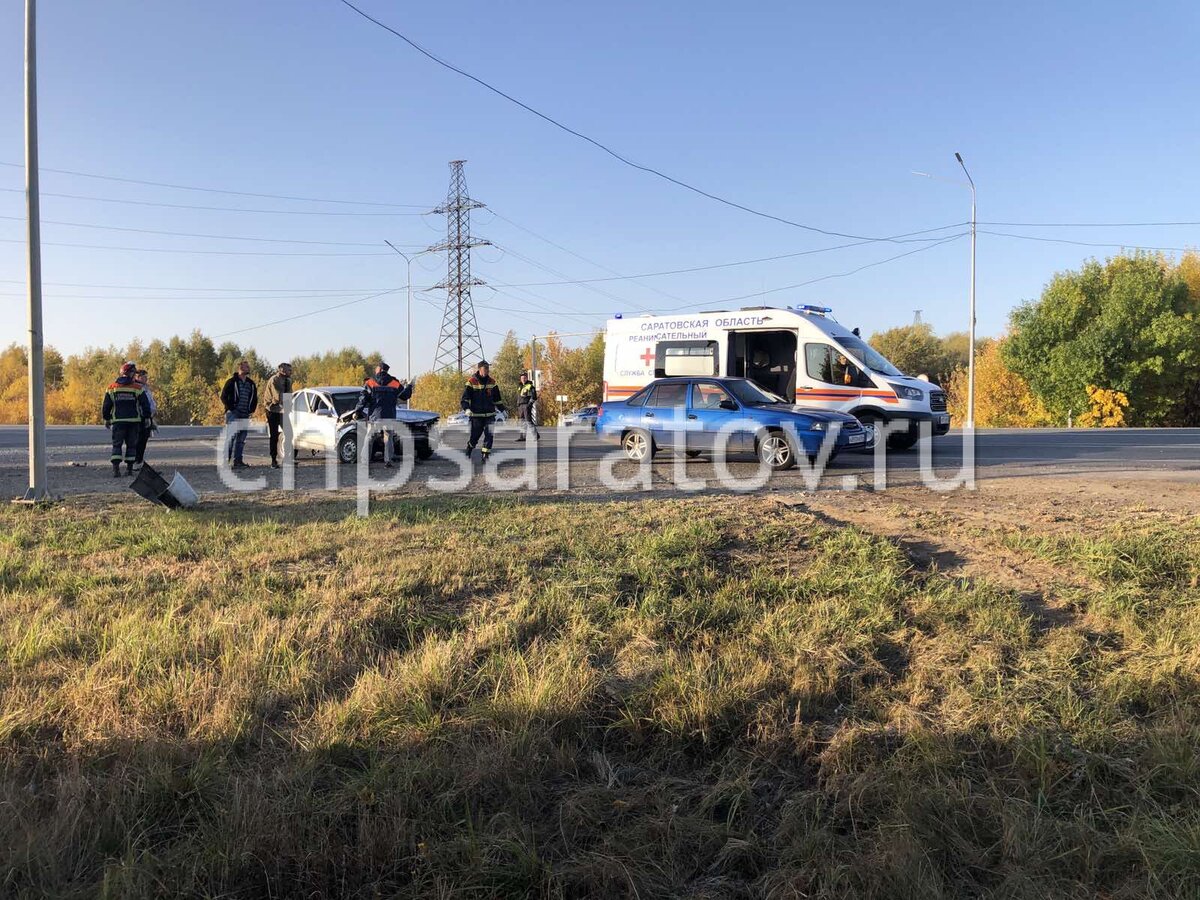 На месте работают спасатели областной службы спасения, медики скорой помощи, сотрудники ДПС, пожарная часть. Обстоятельства произошедшего выясняются.