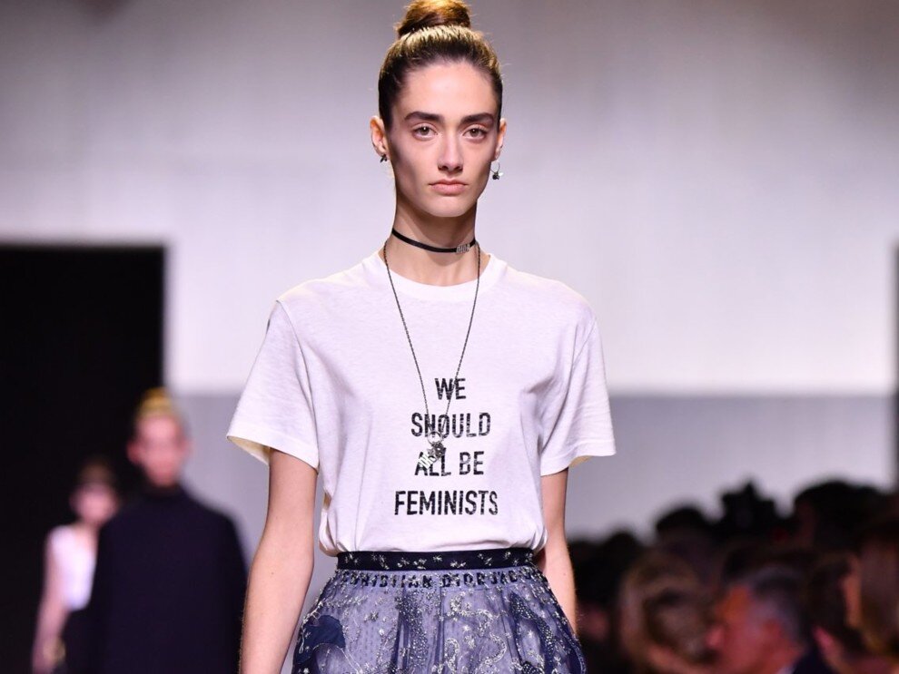 Знаменитая цитата на футболке Dior отсылает к эссе писательницы Чимаманды Нгози Адичи