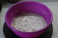 Для начала нужно смешать все компоненты для опары: теплую воду, живые прессованные дрожжи, немного муки и сахар. Отправить дрожжевую опару в тепло на полчаса.