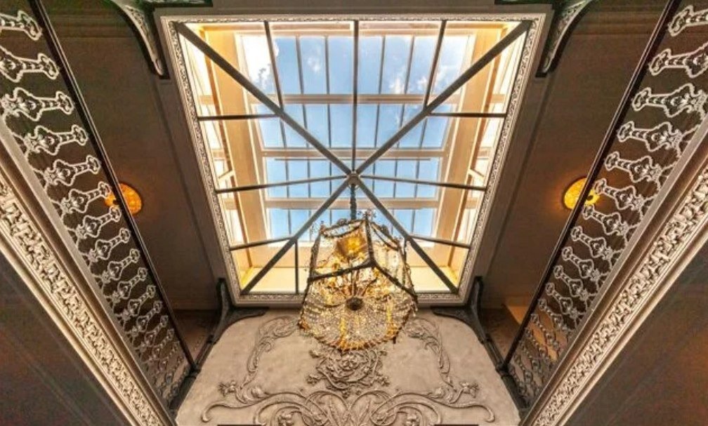 Стеклянный потолок столовой. Фото: Мир Квартир