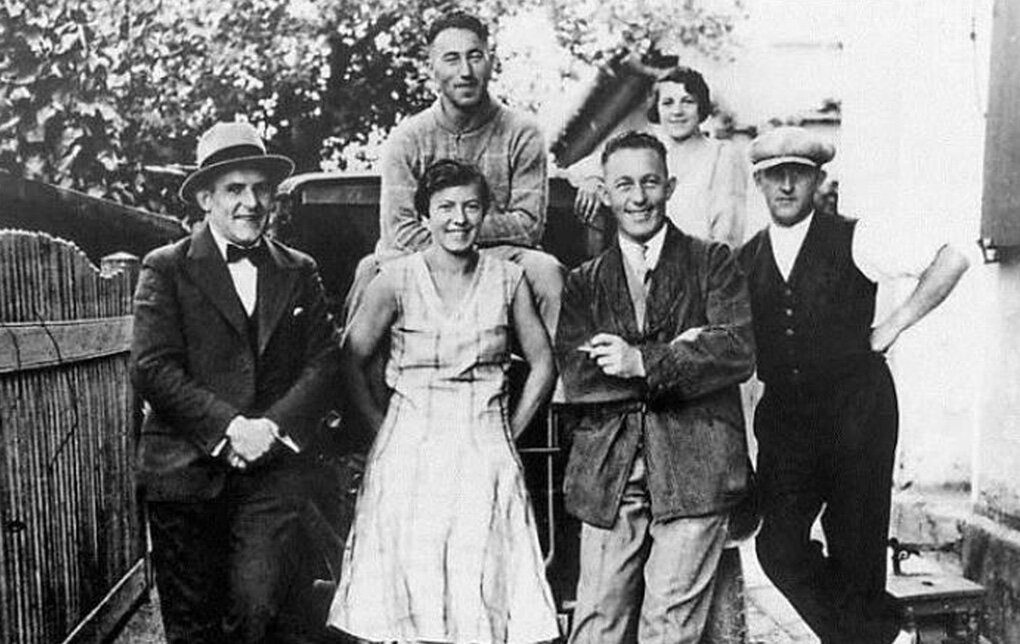 Дасслеры жили в Херцогенаурахе — небольшом баварском городке, который в народе называли «городом башмачников». Такое прозвище появилось неспроста, в начале XX века на 30 человек населения Херцогенаура работала минимум одна обувная мастерская. Сложно представить, какова была конкуренция на этом рынке. Семья Дасслеров была небогатой. Им постоянно приходилось экономить, потому что средств на содержание четверых детей откровенно не хватало. В юношеском возрасте братья Дасслеры успели освоить некоторые тонкости башмачного дела, а заодно и узнать «цену» денег. Чтобы оставаться «на плаву», братья помогали матери развозить чистое белье и выполняли рабочие поручения отца.
С началом Первой мировой войны Рудольфа Дасслера и его старшего брата Фрица призывают в армию. Адольф был слишком молод, поэтому ему удалось избежать отправления на фронт. Впрочем, достоверно это не известно. Рудольф служил на территории Бельгии, там он провел всю войну и по окончании вернулся в Мюнхен, где прошел полицейские курсы. В результате войны Германская империя прекратила свое существование, в стране творилась разруха, а найти работу было практически невозможно. Так, в ходе семейного совета семья Дасслеров решается на открытие собственного дела — фабрики по производству обуви.
