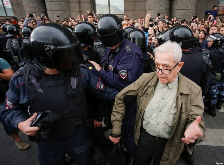 Полицейский и пенсионер. Картинка взята из источника: https://i.c97.org/gi/43223/222093-1536517819-big.jpg.