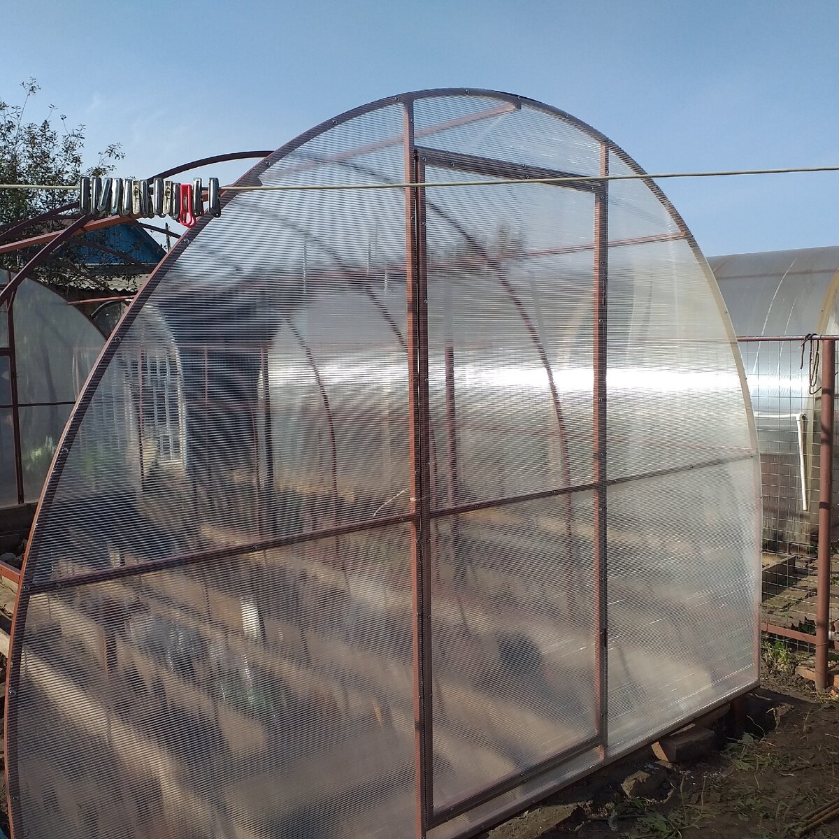 Каркас готов,закрываю поликарбонатом.