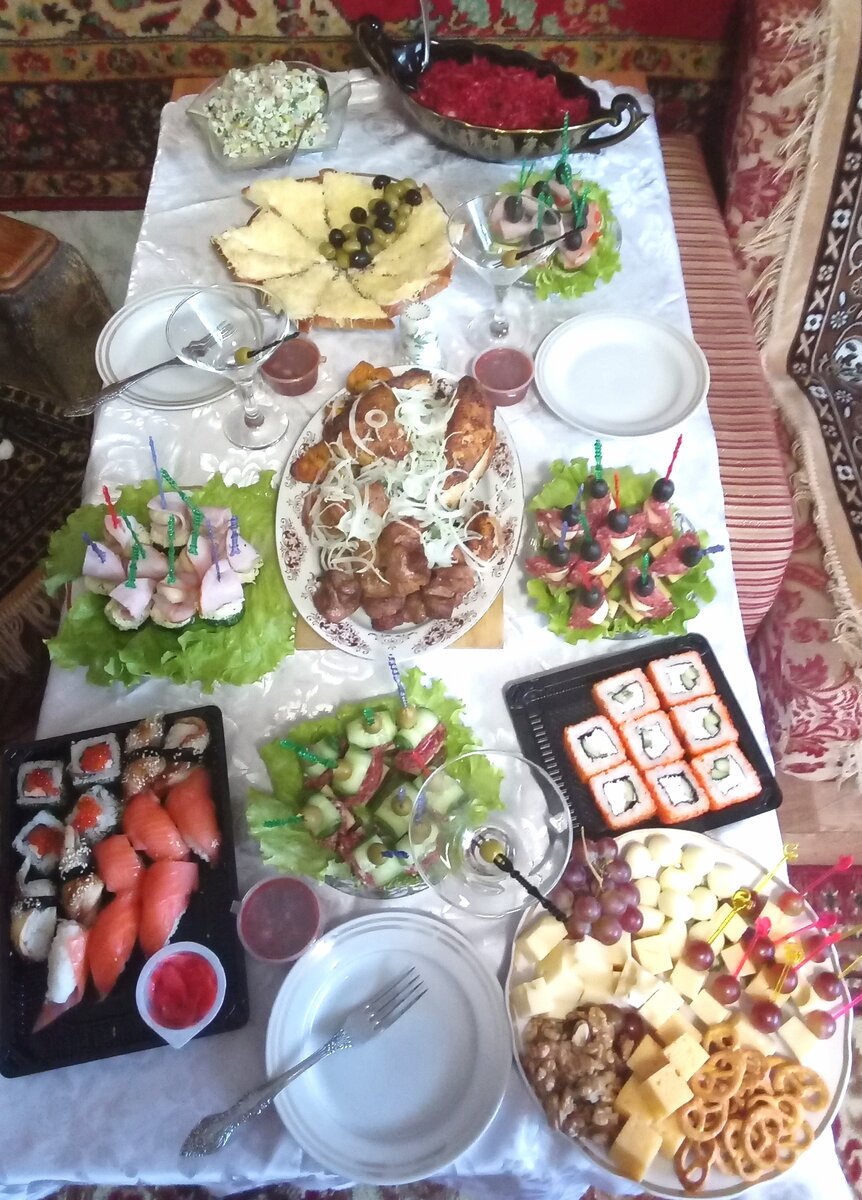 Да, девочки тоже любят мясо и суши:) 