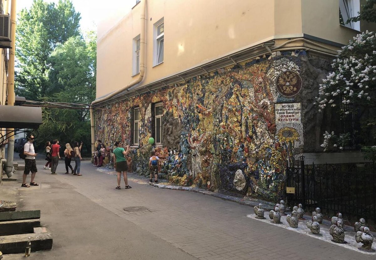 Мозаичный дворик в Санкт-Петербурге. Фото автора.