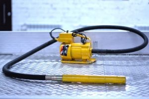 В строительстве, связанном с цементно-бетонной смесью, применяются разные типы вибрационно-уплотнительного оборудования. Вибратор глубинный – один из нескольких видов. Кроме него еще используют: