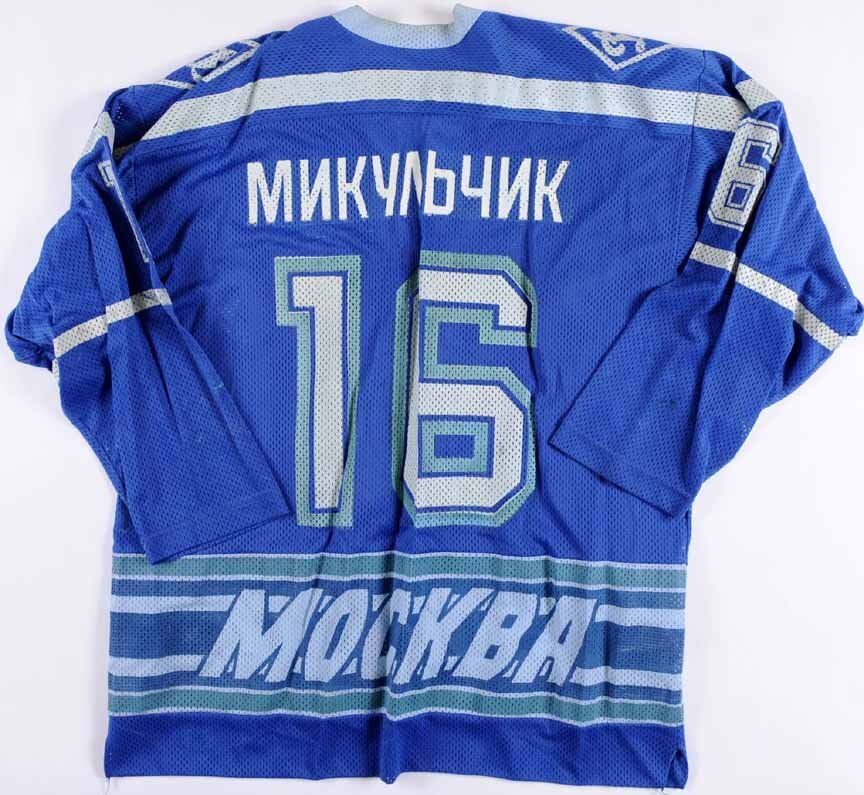 Фото с Яндекс.Картинки (на фото игровой свитер защитника "Динамо Москва" Олега Микульчика).