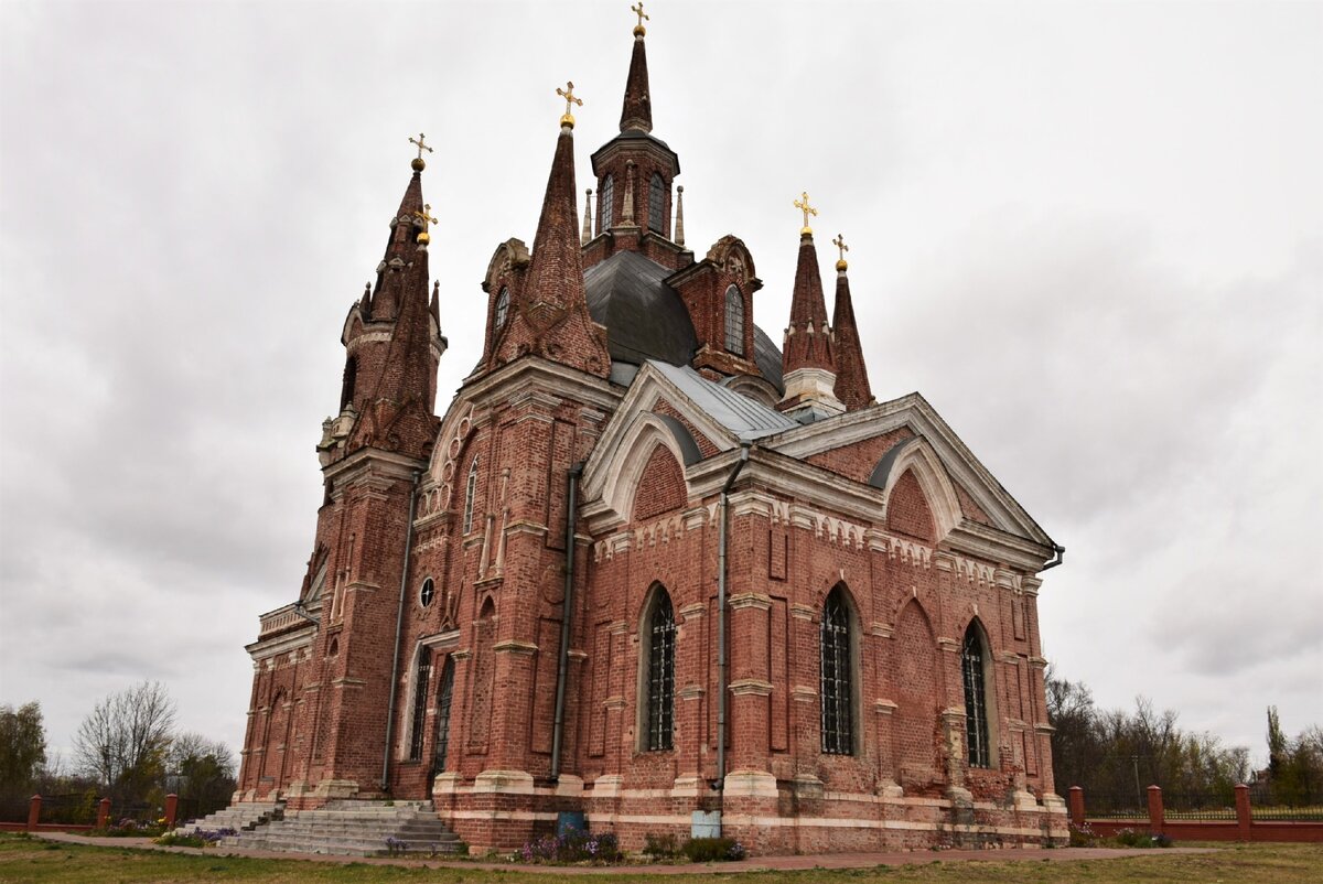 Любимая фотозона молодожен. Храм Липецкой области, похожий на старинный  родовой замок | HOLIDAY TRIP | Дзен