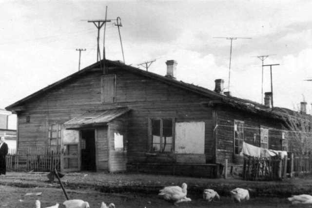 Бараки московская область. Бараки 1950-е Лианозово. Сибирь бараки 1960. Жилые бараки ССР Соколиная гора. Посёлок Северный Москва бараки.