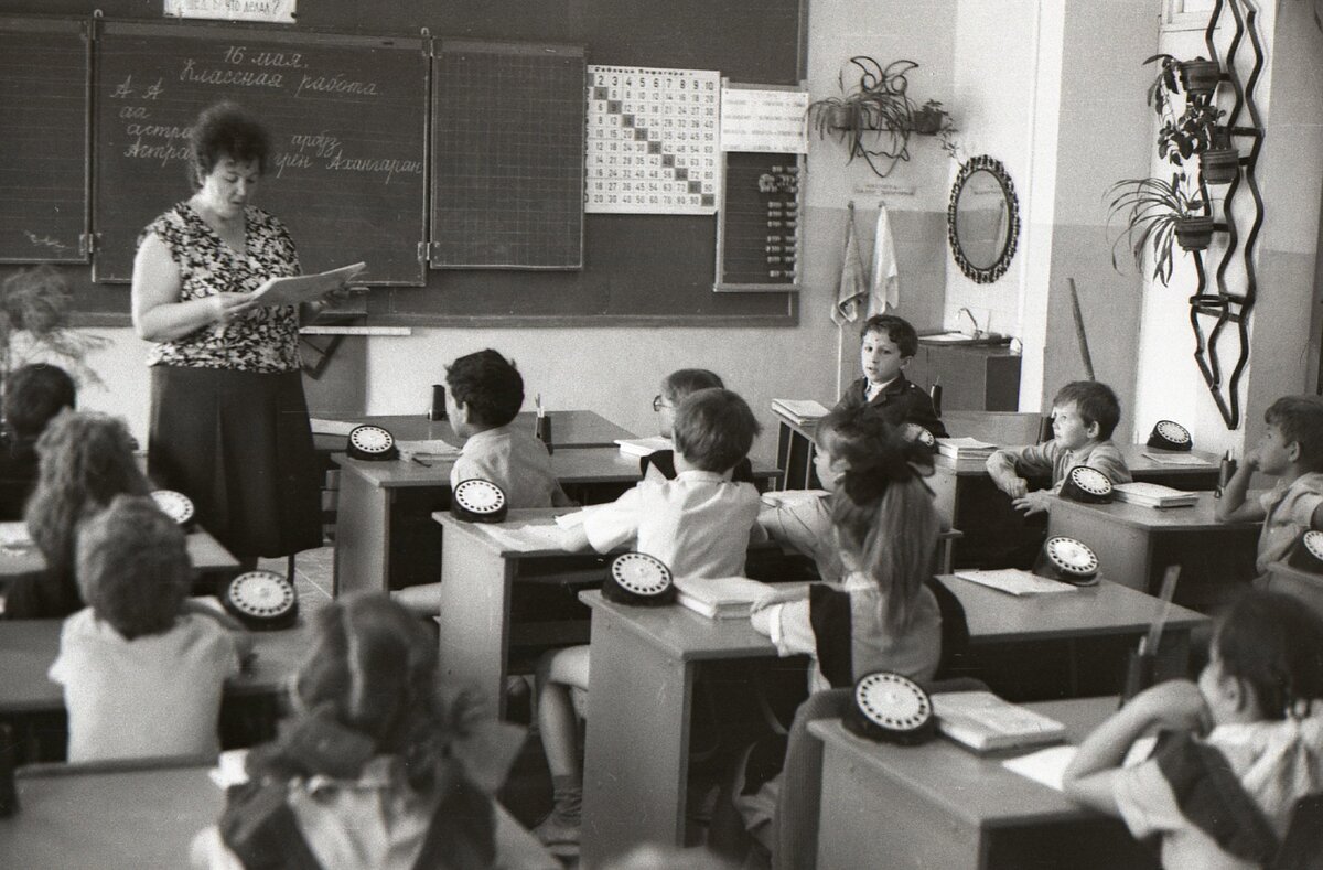 Сижу  на второй парте в центральном ряду и пока не знаю о причинно-следственных связях.