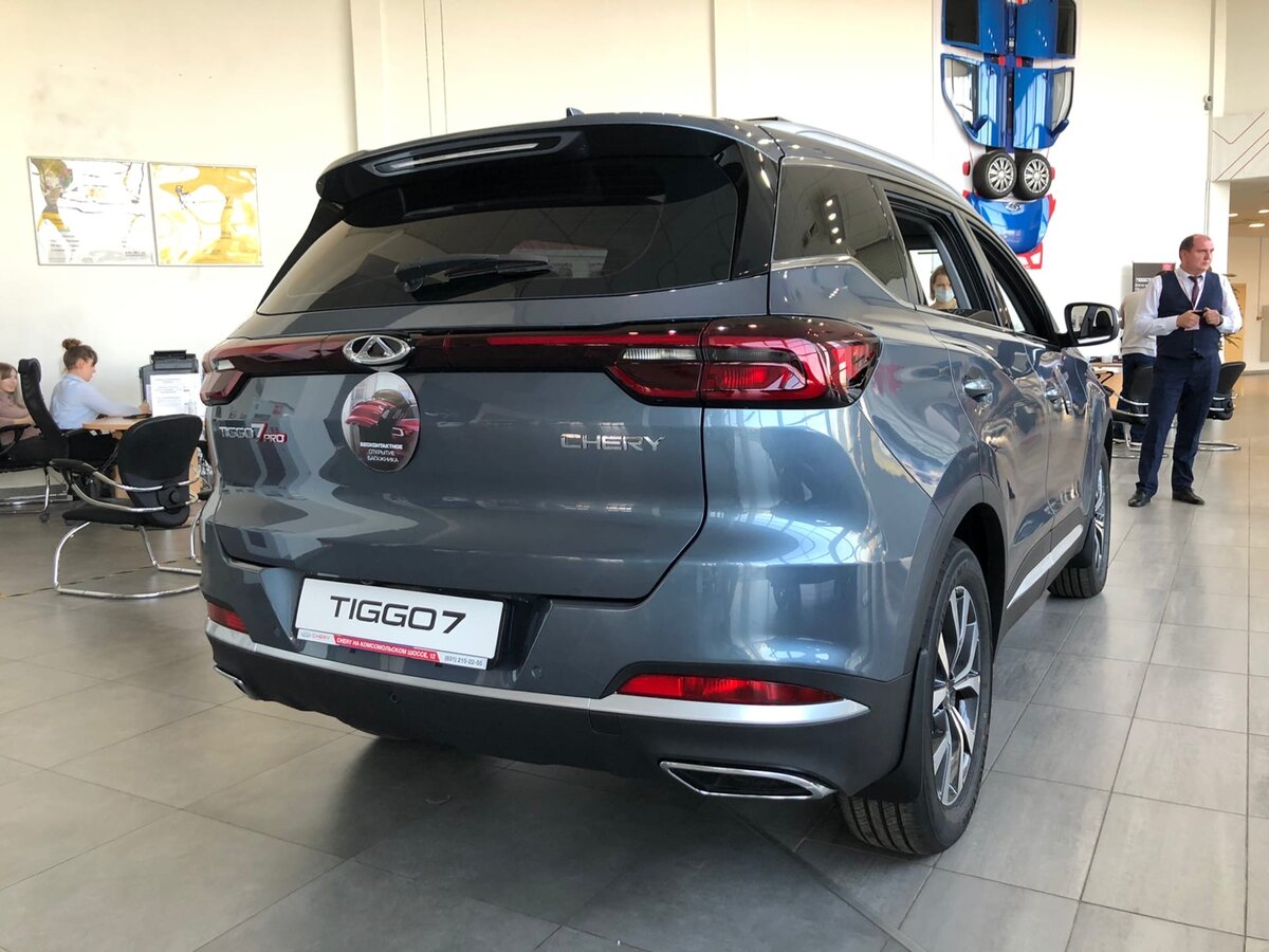 Зад большой, но симпатичный. Главное, что задний проем большого размера.