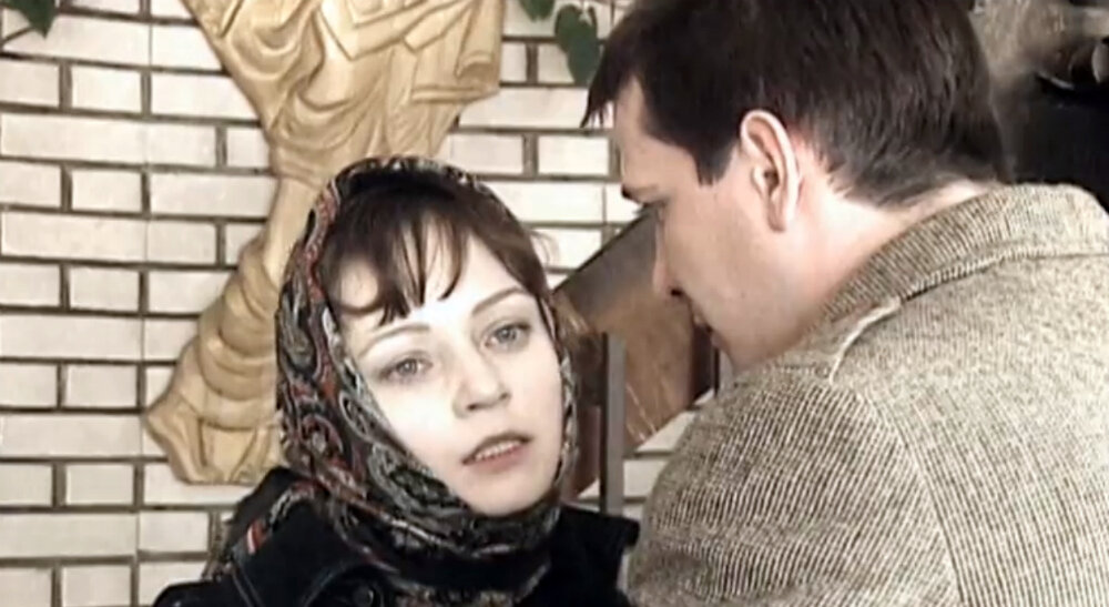 Ярослав Бойко (Вадим) и Евгения Добровольская (Саша Сомова). Кадр из кинофильма "Подозрение", 2001 г., режиссер Вячеслав Сорокин, сценарист Елена Райская, композитор Алексей Айги. Скриншот кадра для иллюстрации