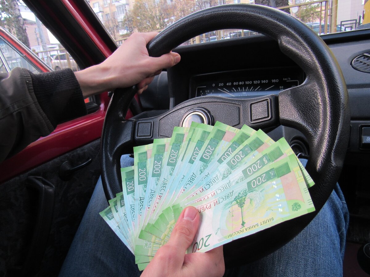 Даже у автора есть своя тачка, модные джинсы и пачка зеленых купюр! ))))))