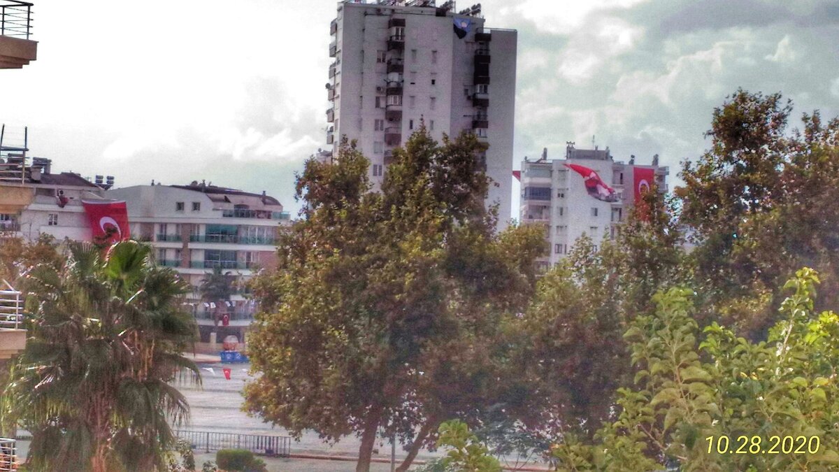 На домах, балконах, в окнах флаги Турции.