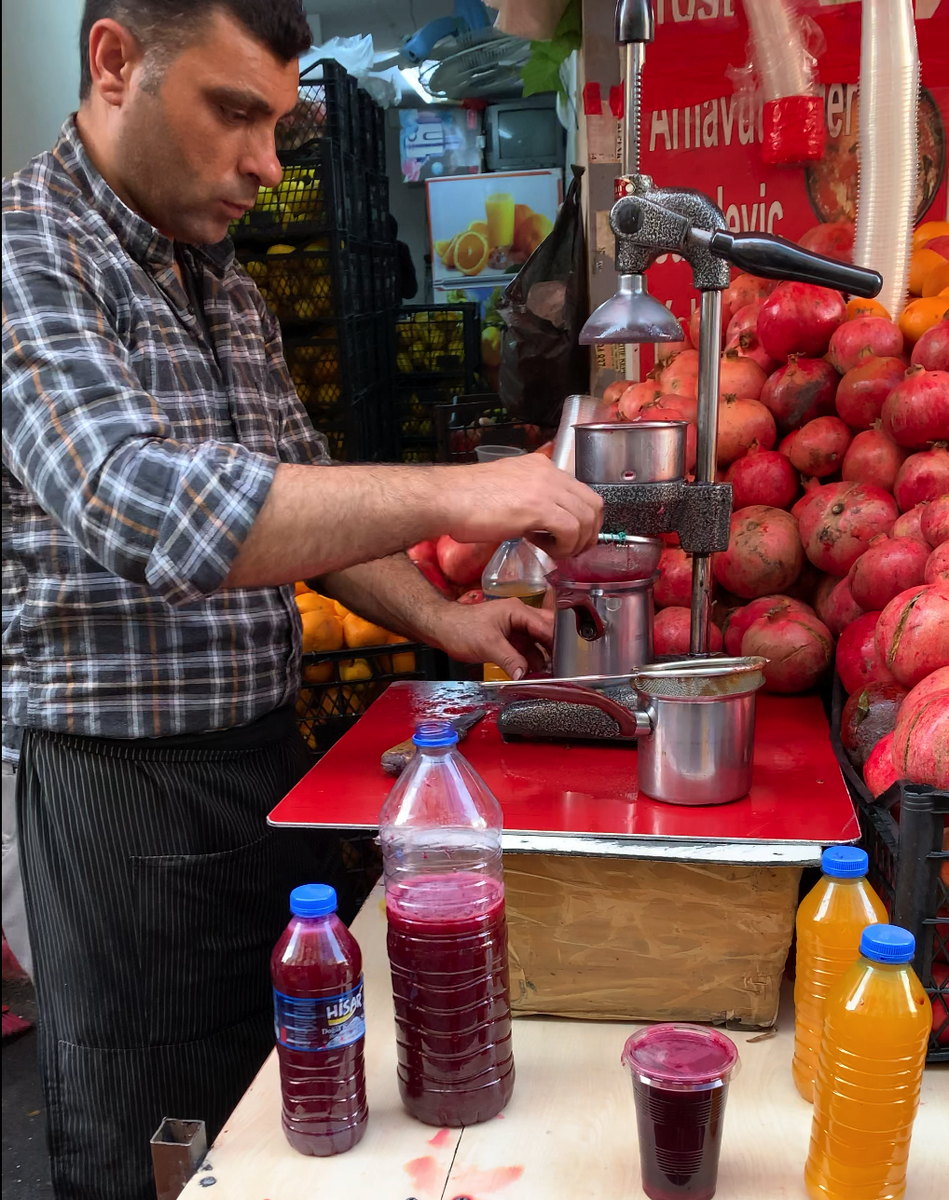 Турок, торговец гранатовым соком Стамбул Турция