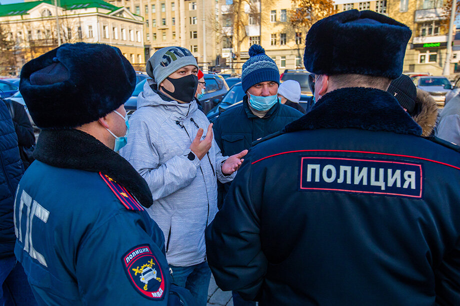 Сегодня таксисты собрались в самом центре Екатеринбурга, напротив здания городской администрации, и поставили автомобили на «аварийку» в знак протеста.Фото: Максим Конанков/Octagon.Media