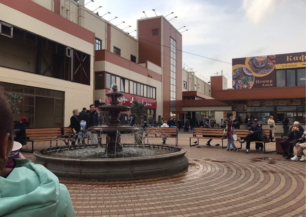 Центральная площадь с лавочками для отдыха и кафешками