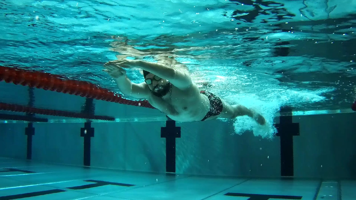 Swim 4. Школа плавания для взрослых. Тренер в бассейне по плаванию. Инструктор по плаванию для взрослых. Тренер по плаванью для взрослых.