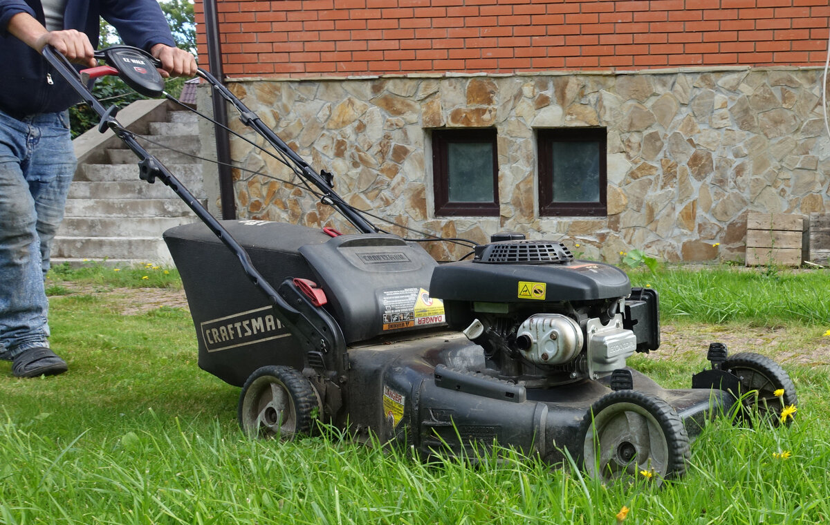 В поселке есть несколько местных, которых можно позвать на разовые работы или регулярные задачи