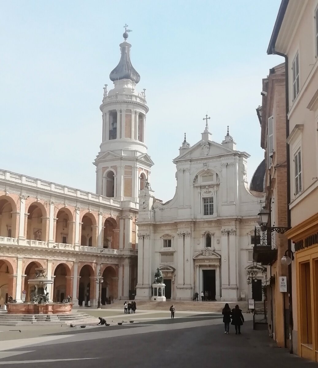 Лорето. Главная площадь Piazza della Madonna 