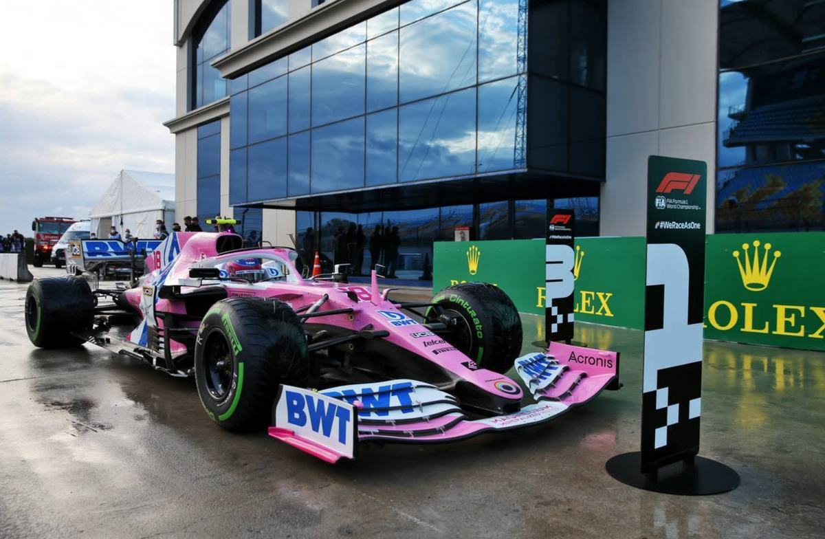 Болид Лэнса Стролла гордо остановился перед табличкой с цифрой 1 © XPB Images