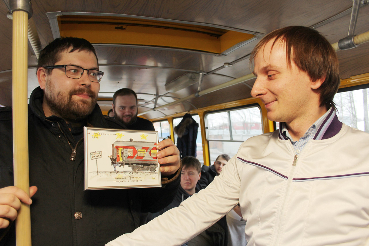 Одна из заказных поездок на ретро-транспорте. В руке у Григория — авторский рисунок известного петербургского художника Ильи Тихомирова, где изображён момент интересной истории из жизни Гриши