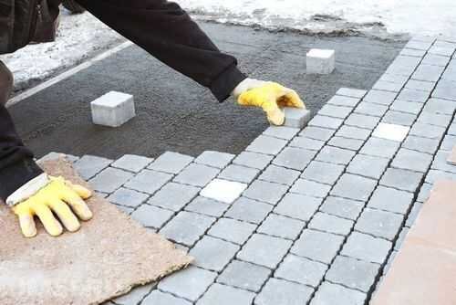 Укладка тротуарной плитки на придомовой или дачной территории способна стать хорошим вариантом замены брусчатки. Самостоятельно уложить такое покрытие позволяет традиционная технология мощения.