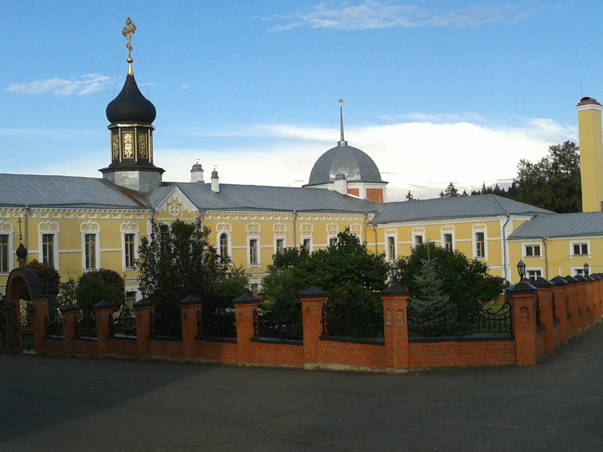 Огороженная территория некрополя