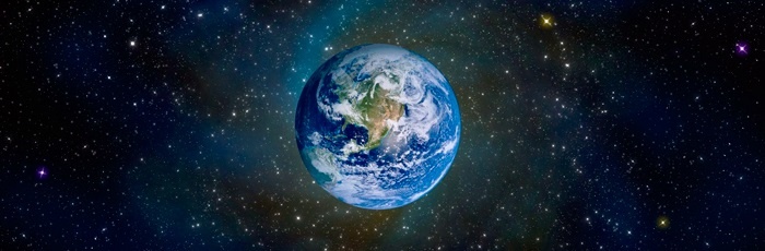 В повседневной жизни, если речь заходит о форме Земли, то чаще всего можно услышать, что она шарообразная. Однако, если говорить подробнее и точнее о форме Земли, то можно сделать несколько весьма и весьма интересных замечаний.
Итак, вот три интересных факта о форме Земли:
Честно говоря, если не сильно придираться, то по большому счету, в определенном приближении, утверждение о шарообразности Земли фактически является верным, и вполне достаточным для простых рассуждений и решения задач, где точность вычислений не превышает 0,5%. Однако:
Во-первых, мы конечно понимаем, что поверхность Земли не является абсолютно гладкой, а значит в точности шарообразной быть не может. На ней встречается много гор и впадин, нарушающих строгое определение для такой фигуры как шар, где каждая точка на поверхности должна быть равноудалена от центра.
Во-вторых, даже если пренебречь неровностями на поверхности Земли, тем не менее, также общеизвестно, что Земля слегка приплюснута от полюса к полюсу (речь идет о географических полюсах). Связано это с суточным вращением Земли вокруг своей оси. Таким образом, сечение Земли, говоря более точно, является не кругом, а скорее эллипсом (или овалом). А трехмерная фигура, представляющая из себя сплюснутый шар, называется эллипсоидом вращения. Таким образом, Земля имеет форму эллипсоида, который тем не менее, настолько слабо выражен, что отличить его от шара визуально невозможно.
Иногда также говорят, что Земля имеет форму геоида. По определению, геоид – это поверхность, всюду нормальная силе тяжести. И хотя, даже само название этой фигуры произошло от греческого словосочетания, буквально означающего «нечто подобное Земле» (т.е. тут уж не Земля имеет форму геоида, а геоид – форму Земли), тем не менее, если говорить очень строго и дотошно, Земля всё же не имеет форму даже геоида. Дело в том, что из-за влияния других крупных небесных тел, в первую очередь Луны, которые постоянно действуют на поверхность Земли вызывая приливы и отливы, форма Земли вообще постоянно совсем чуть-чуть, но всё же меняется в зависимости от взаимного расположения по отношению к луне и другим планетам.
Иногда можно столкнуться с мнением о том, что еще чуть ли не в 15-ом веке люди считали Землю плоской, и только открытие Америки и первые кругосветные путешествия, состоявшиеся на рубеже 15-го и 16-го веков, доказали обратное. Однако это не так. Данные путешествия предпринимались для достижения совсем других целей. А тот факт, что Земля не является плоской, а имеет форму шара, не был секретом уже в VI веке до нашей эры.
Древнегреческие философы и мыслители, наблюдая как корабли уходят за горизонт, как происходят лунные затмения (когда круглая тень Земли падает на Луну), как двигаются небесные тела по небосводу и как картина звездного неба меняется если наблюдатель будет двигаться по Земле на север или на юг, давно поняли, что Земля шарообразная.
Судя по всему, первым высказал мысль о шарообразности Земли древнегреческий ученый Парменид. Также в этом не сомневались Пифагор и его учитель Анаксимандр Милетский (который также претендует на звание первооткрывателя в этом вопросе). Все эти философы жили как уже упоминалось в далеком VI веке до нашей эры. И с тех пор, никто всерьез и не пытался опровергнуть факт о шарообразности Земли, об этом даже не велись никакие дискуссии, просто все цивилизованные и образованные люди знали, что Земля имеет форму шара.
Более того, в III веке до нашей эры Эратосфен, зная расстояние от Александрии до Сиены и используя длину измеренной им тени Александрийской библиотеки (чья высота была также ему известна) во время положения Солнца над Сиеной в зените, сумел измерить длину земного меридиана и вычислить радиус Земли. Судя по всему, тогда он насчитал в современных единицах измерения 6287 километров. Современные же исследования показывают, что радиус Земли равен в среднем 6371 километр. Таким образом, точность расчетов Эратосфена просто поражает. Ну а первым кто показал, что Земля на самом деле имеет форму эллипсоида был Исаак Ньютон.
Ну и наконец, еще одно интересное замечание о форме Земли. Дело в том, что нет никаких объективных оснований рассчитывать, что форма Земли именно такая какой её видим и ощущаем именно мы – её обитатели. Например, частицы солнечного излучения, будучи вполне себе материальными объектами, и движущиеся порой со скоростью очень близкой к скорости света, также могут быть совершенно справедливо рассмотрены как объективные наблюдатели. Так вот в системе отсчета связанной с этими частицами, Земля, согласно теории относительности, будет сжиматься в направлении движения этих частиц. И в случае если некоторая частица будет двигаться со скоростью равной, например, 99,999999991% от скорости света, то для неё Земля будет совершенно по-настоящему являться диском толщиной всего пара десятков метров. Наглядная демонстрация формы Земли в зависимости от скорости наблюдателя также представлена на рисунке далее. Однако это все вовсе не означает, что для нас Земля перестаёт быть шарообразной, или, точнее, иметь форму эллипсоида или геоида.