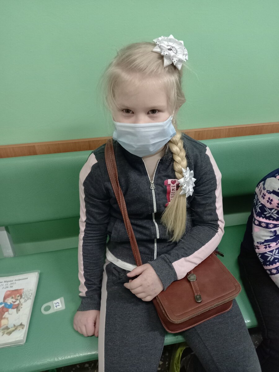 Дочка ждет свою очередь к врачу