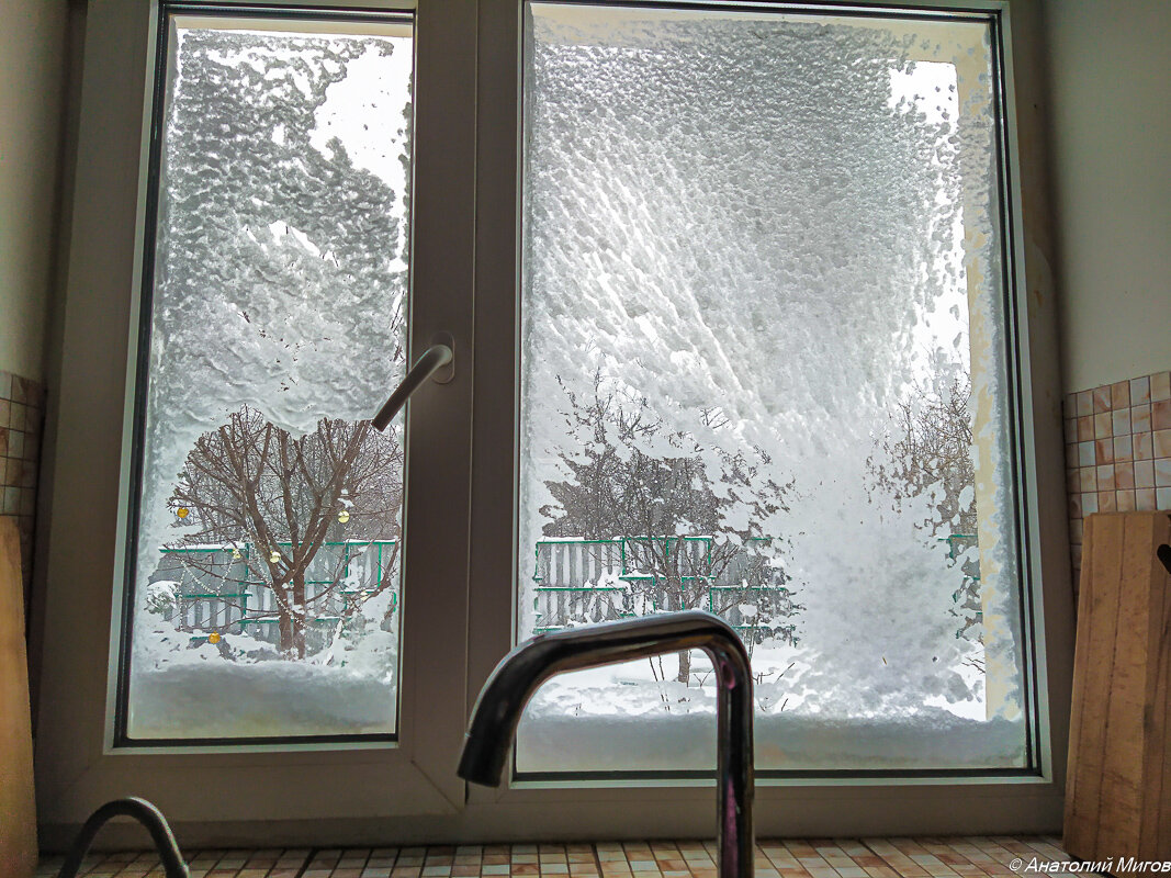 Тут даже не кружки и стрелы, а как будто на окно набросили маскировочную сетку и только два глазка оставили.