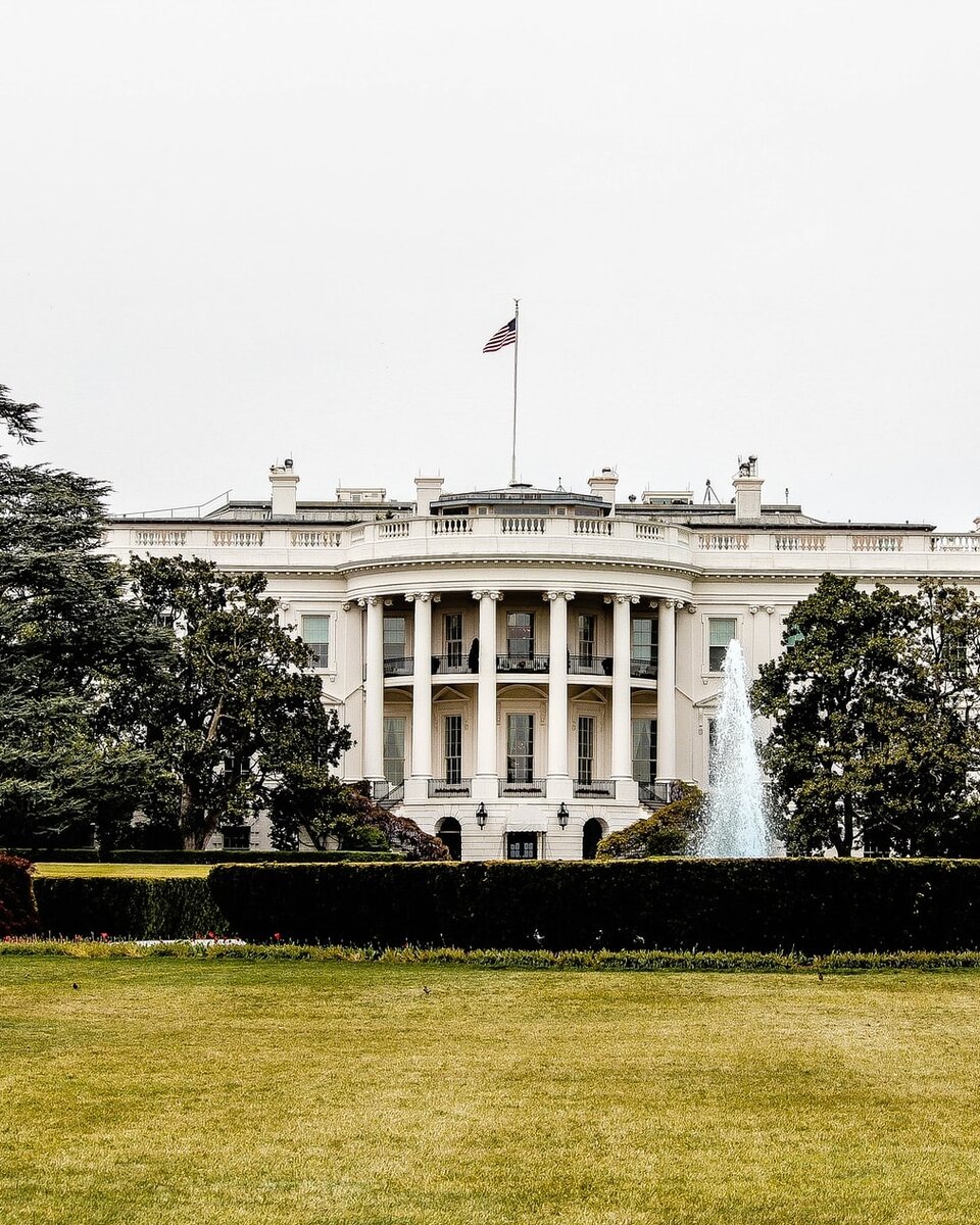 Белый дом в наши дни. Фото unsplash.com/@renedeanda