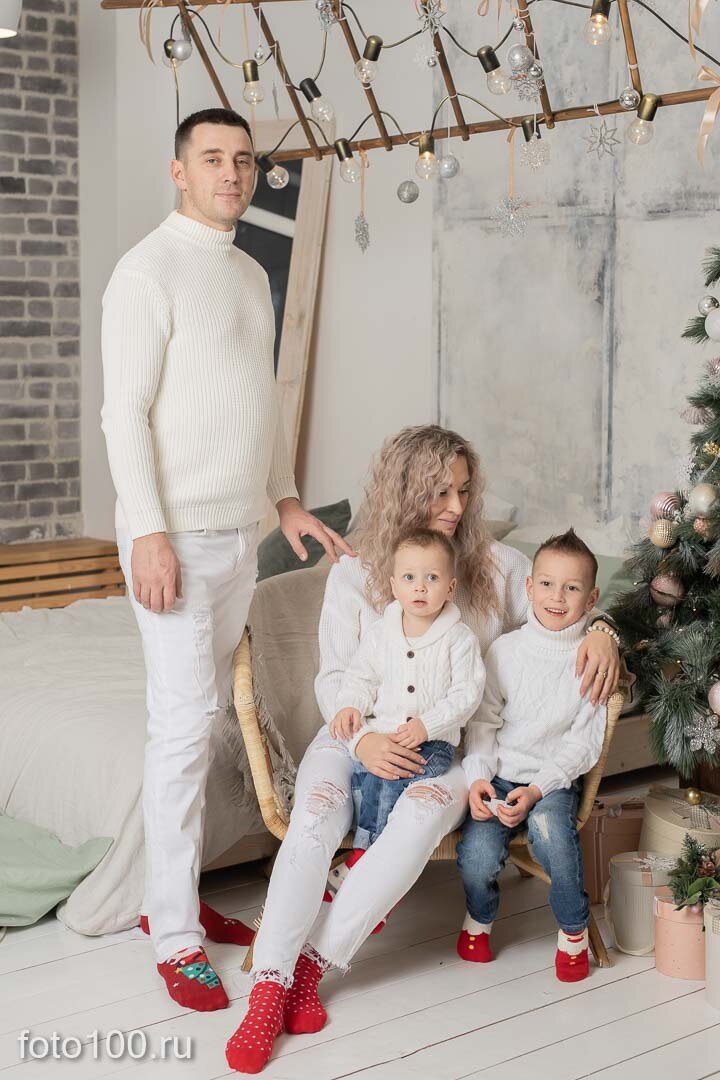 Семейная новогодняя фотосессия в студии