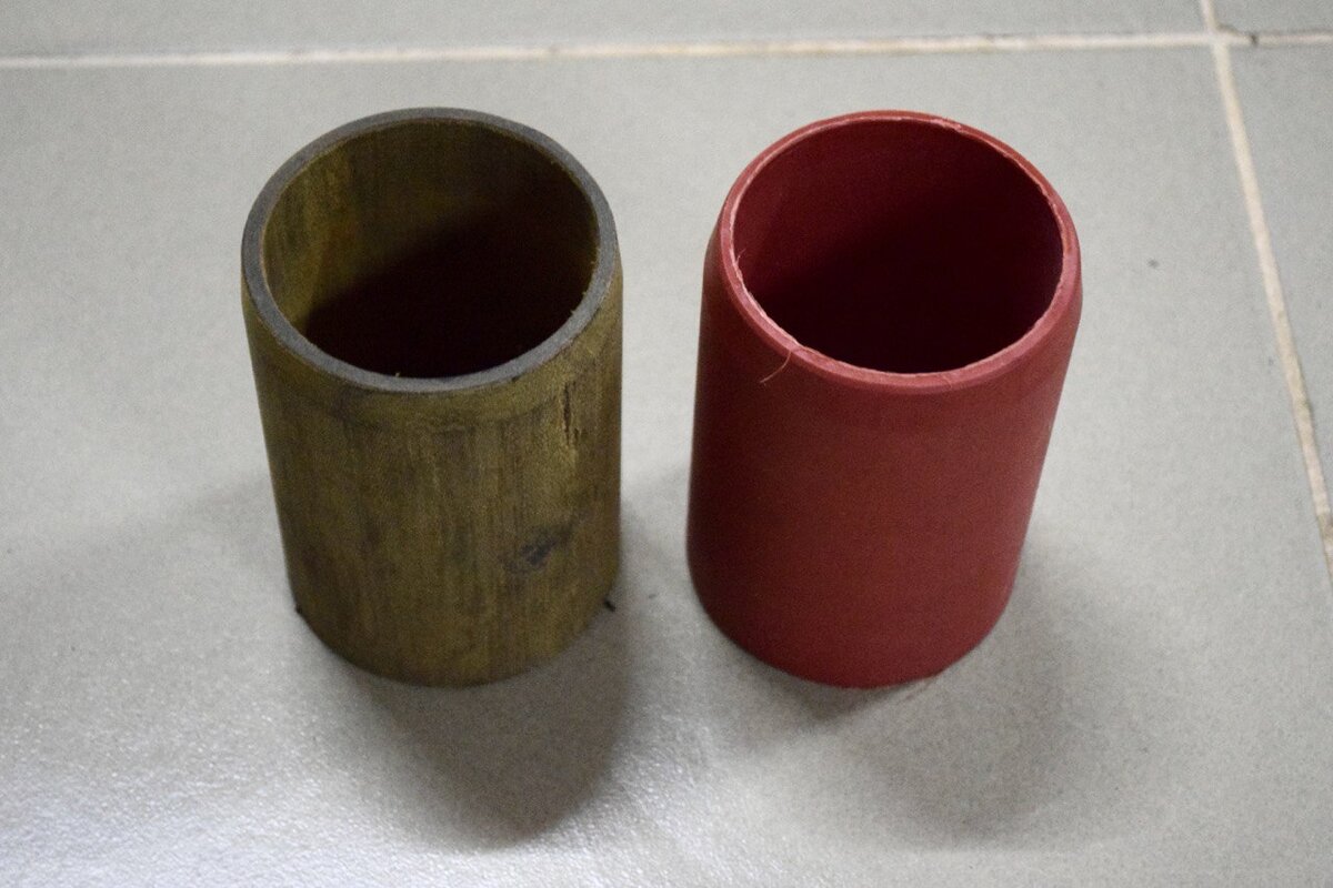 Втулка балансирная МТЛБ 740-33-23 наружная, большая. Слева - военная, текстолит. Справа новодел, ПОЛИМЕР.