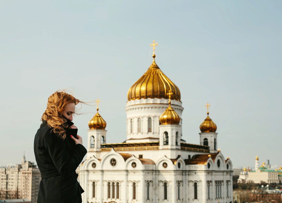 человек идет к храму