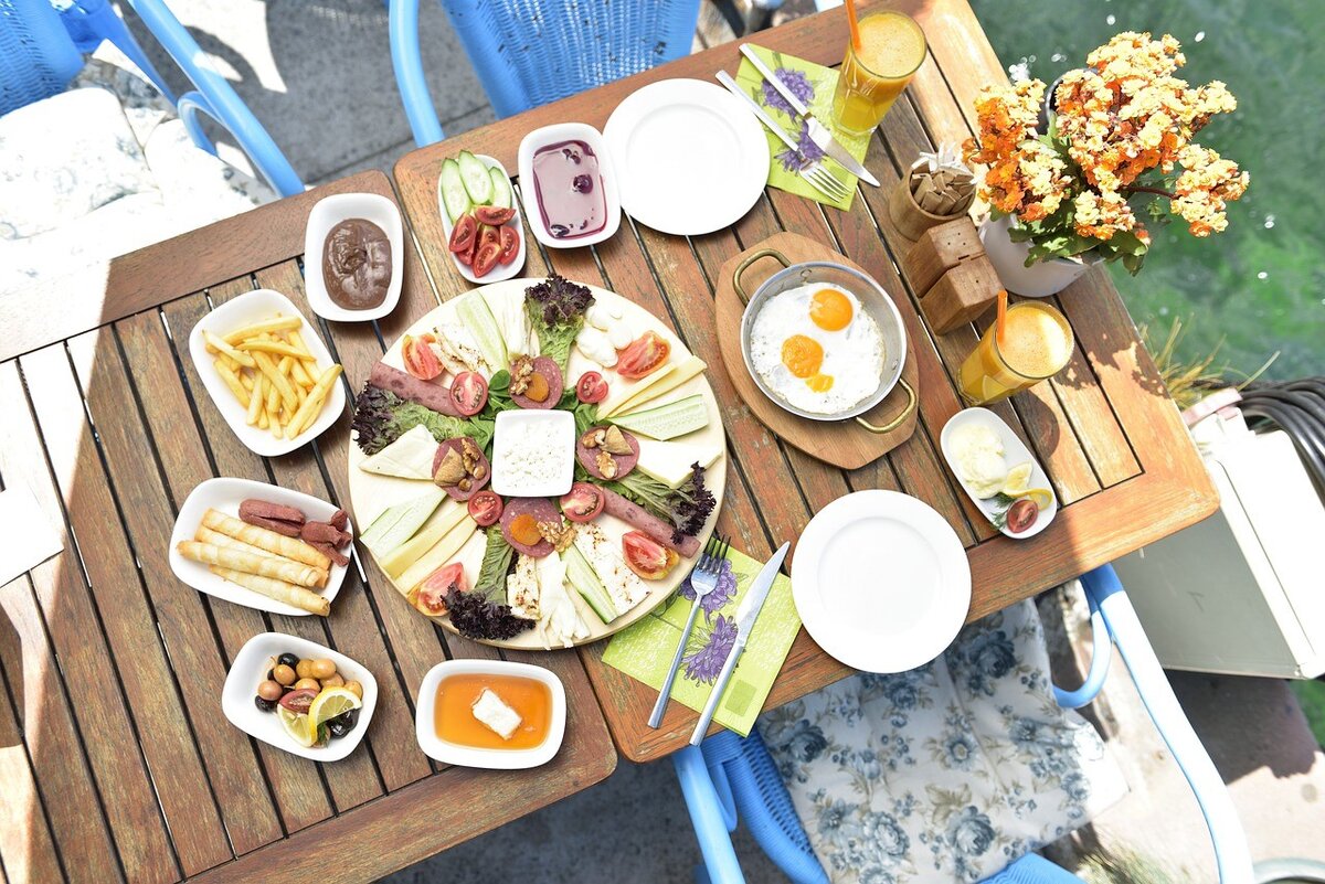 Классический турецкий завтрак с яичницей глазуньей. Источник изображения: fahrullaharslan / pixabay.com 