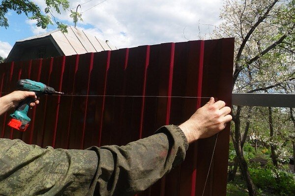 Как строить забор из металлического листа