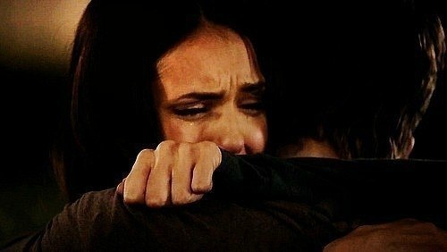 Она увидит она заплачет. Обнять и плакать. Обнимаются и плачут. Девушка обнимает парня и плачет. Объятия со слезами.