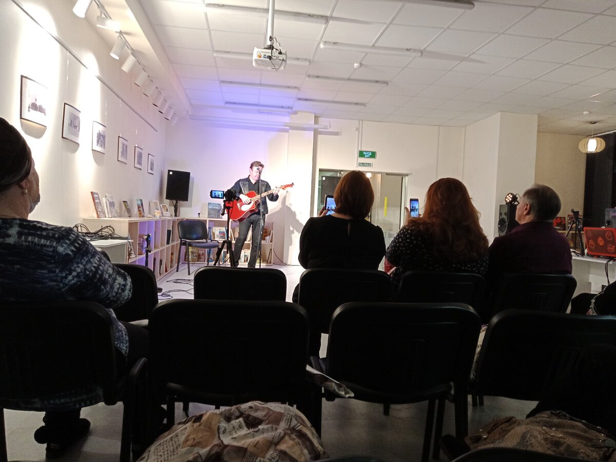 на авторском вечере местного музыканта