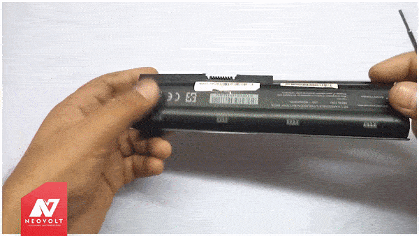 Замена элемента батареи ноутбука в ускоренной записи для понимания сути процесса.