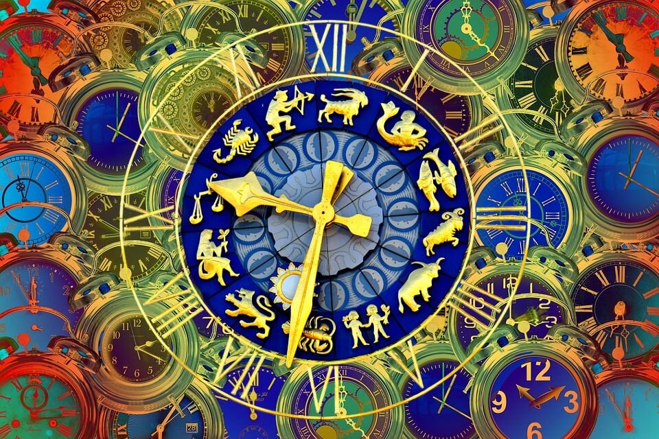 Что обозначают двойные повторяющиеся цифры на часах? Коллаж автора