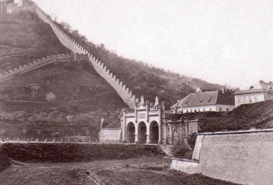 В какой столице голодная стена. Голодная стена в Праге. Старинные укрепления Слонима. Картинки Северная Осетия финал старинные укрепительные сооружения