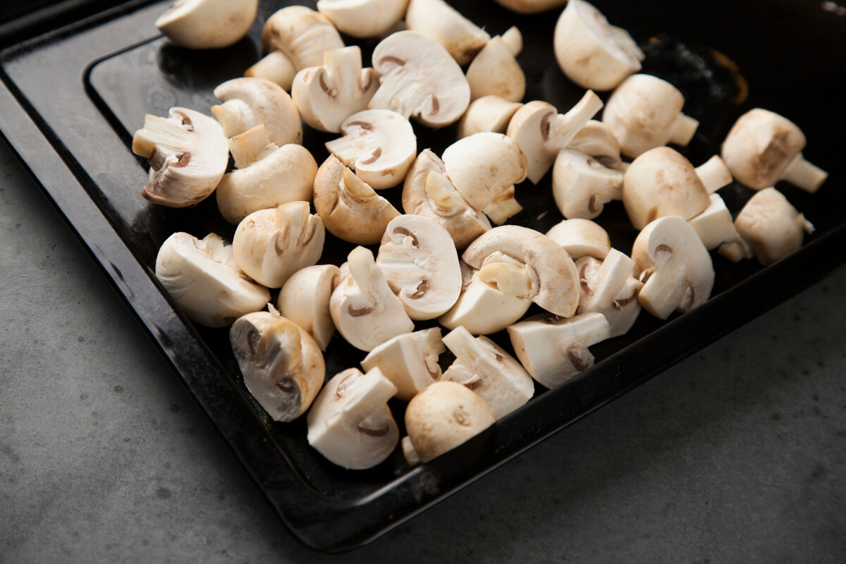 грибы нарезанные ломтиками. шампиньоны нарезанные дольками. шампиньоны нарезанные. грибы свежие нарезанные. грибы порезанные.