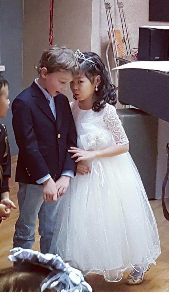 Между тем, у Ярослава (асоциального, жертвы и тд) было много друзей. В секциях, на даче, по соседству, даже в классе 