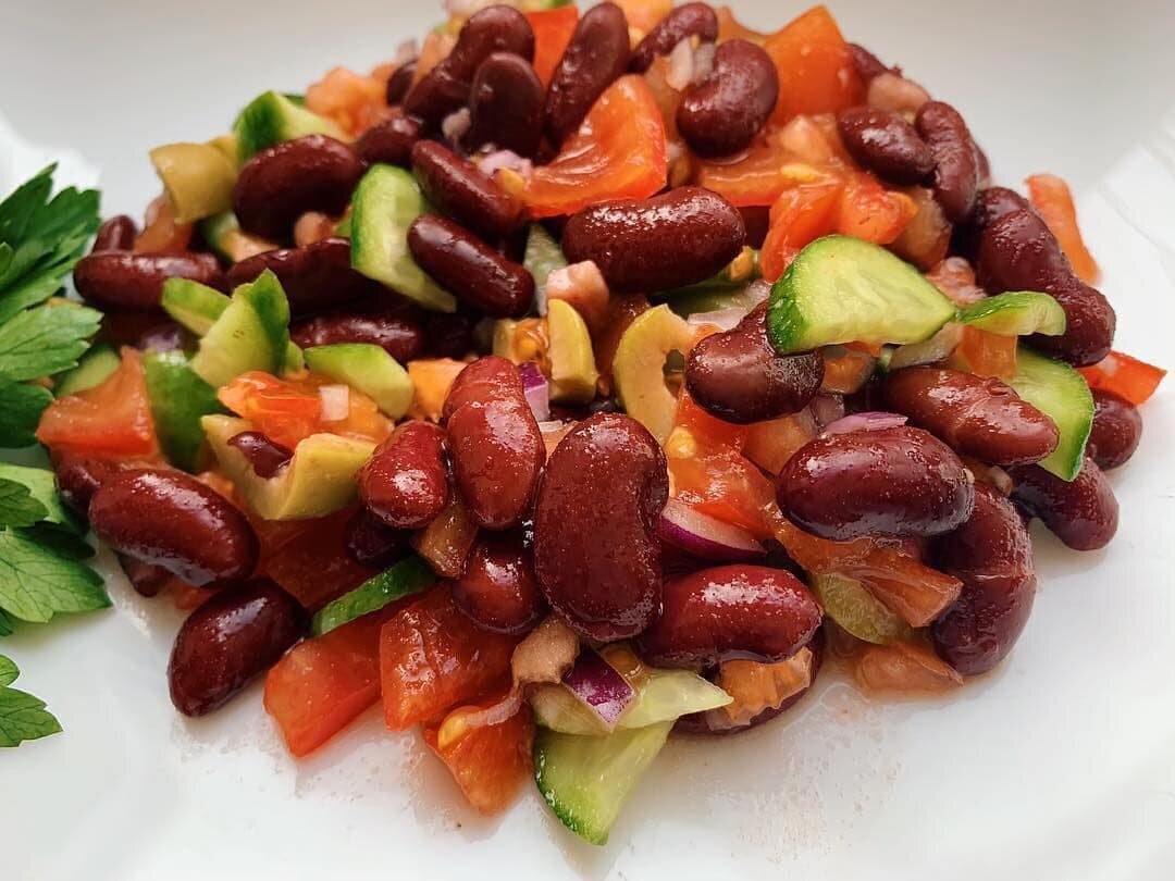САЛАТ С КРАСНОЙ ФАСОЛЬЮ И КУРИЦЕЙ