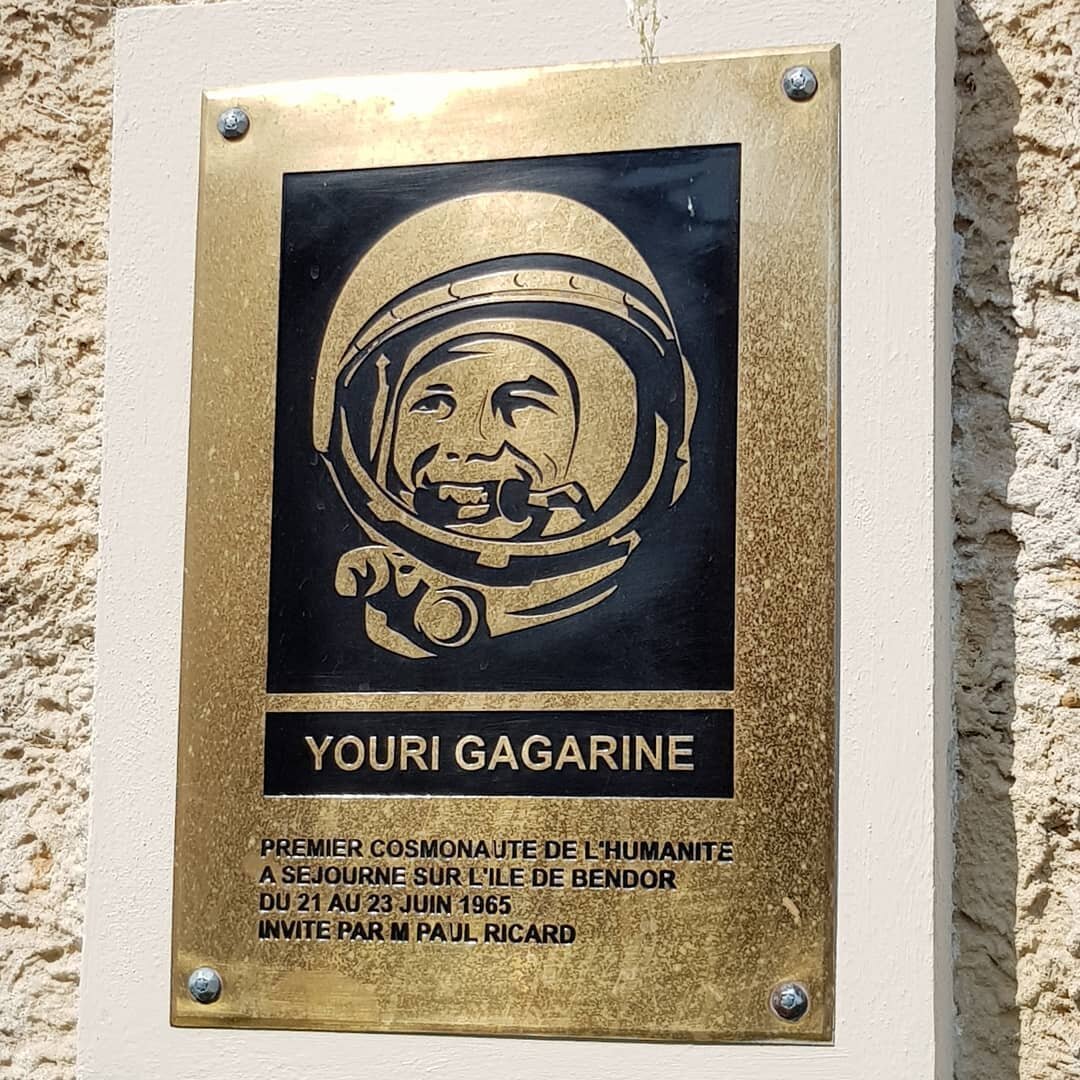 ЮРИЙ ГАГАРИН Первый космонавт Человечества. Монумент находится на острове Бендор. С 21 по 23 июня 1965 года приглашен Мистером Поль Рикард.