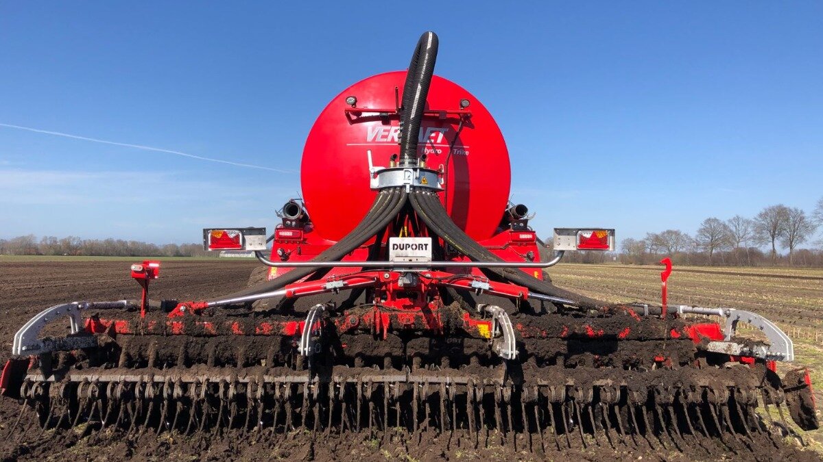 Фото: Официальный сайт Duport Техника Duport и борона Pöttinger Terradisc для внесения жидких органических удобрений