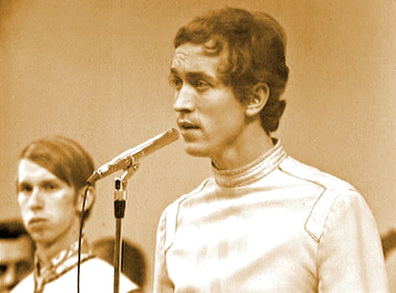 Стоп-кадр с одного из ранних выступлений....