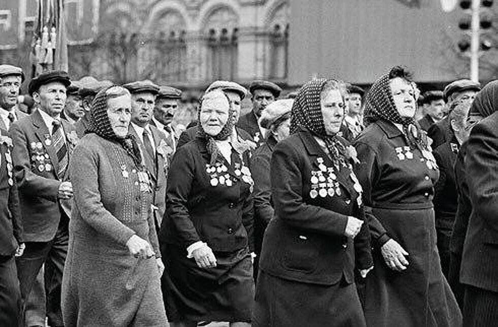 Фото победы великой отечественной 1945. ВОВ парад Победы 1945. Парад Победы май 1945. Победа в Великой Отечественной войне 1941-1945. Парад Победы 1945 женщины.