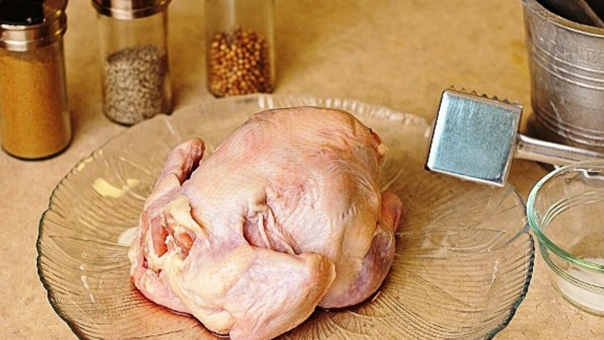 Цыплёнка нужно вымыть, затем хорошо просушить бумажным полотенцем. Можно приступать к разделке. 